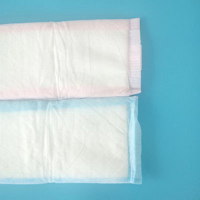 超吸収性コアを持つ大型の使い捨て産婦用パッドが大量に提供されています