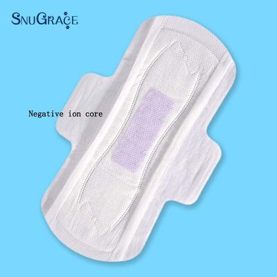 普通の超薄型衛生用パッド スーパー吸収性綿の柔らかいアニオンチップ 女性用